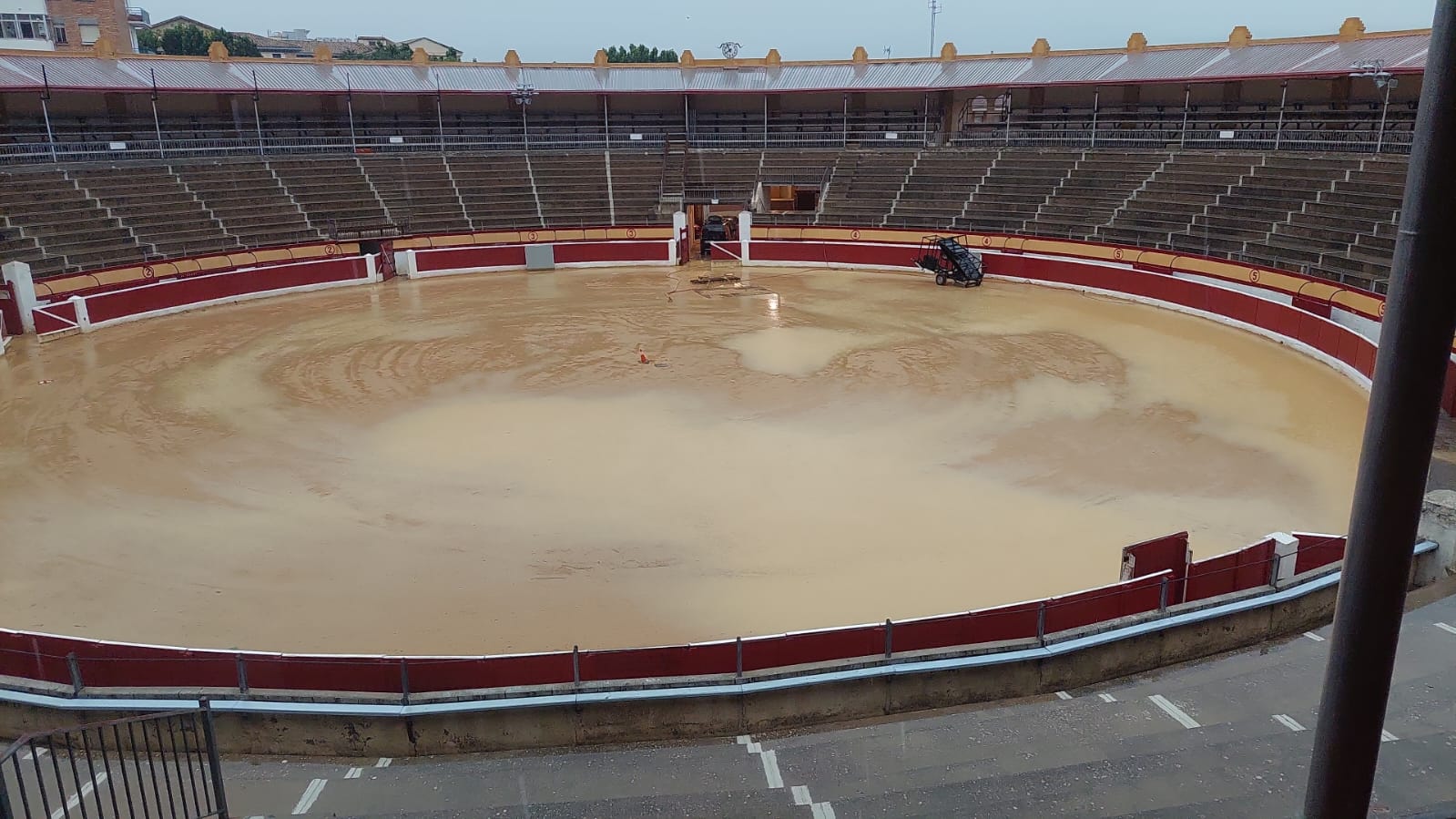 Efectos de la tormenta acompañada de fuerte viento que se ha registrado en Huesca.