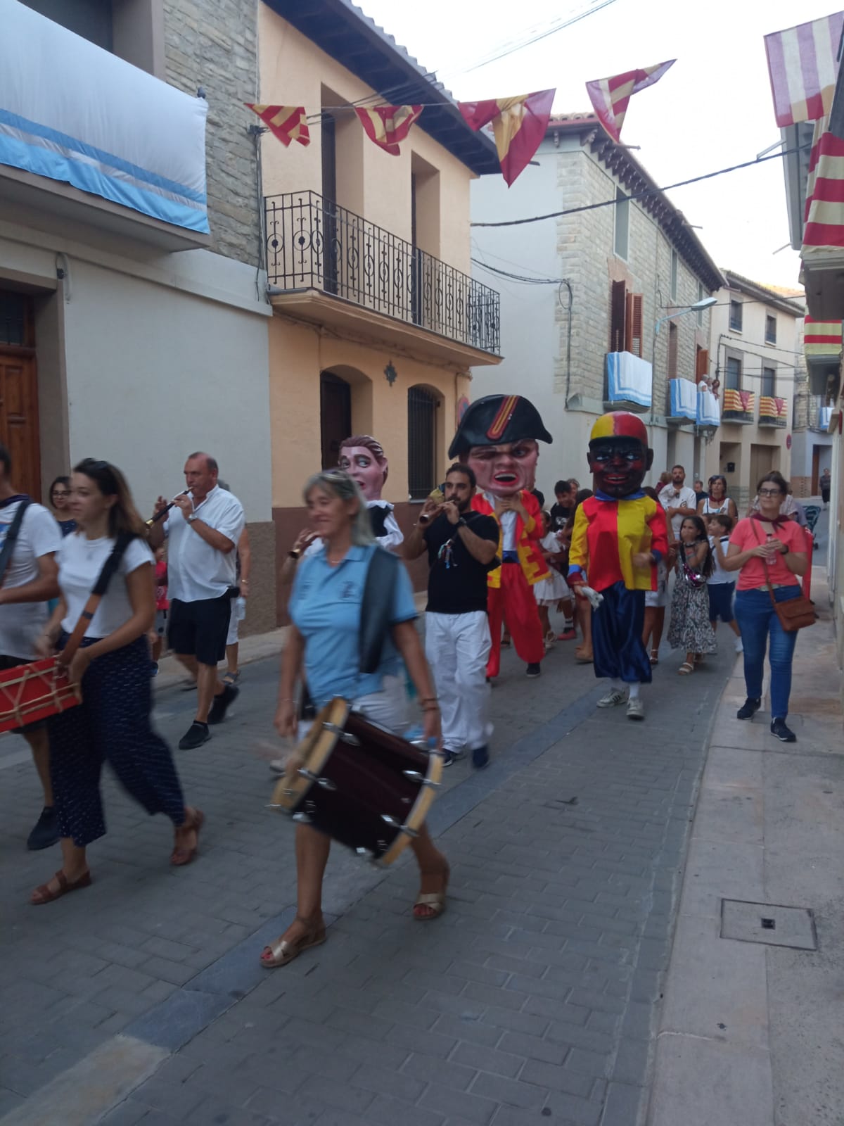 Gigantes y cabezudos en Almudévar 