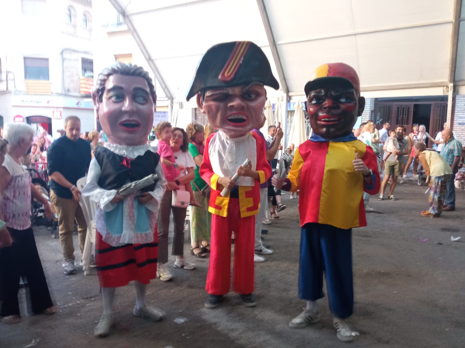 Gigantes y cabezudos en Almudévar 