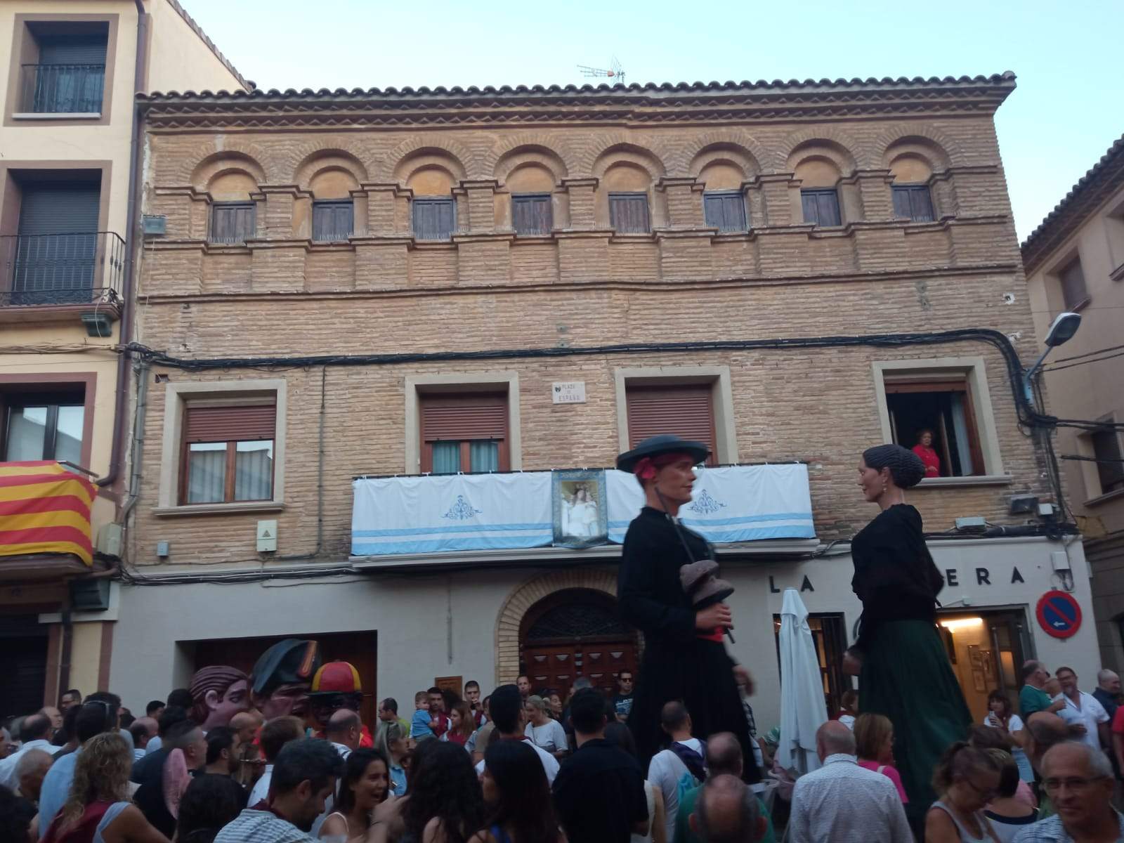 Gigantes y cabezudos en Almudévar