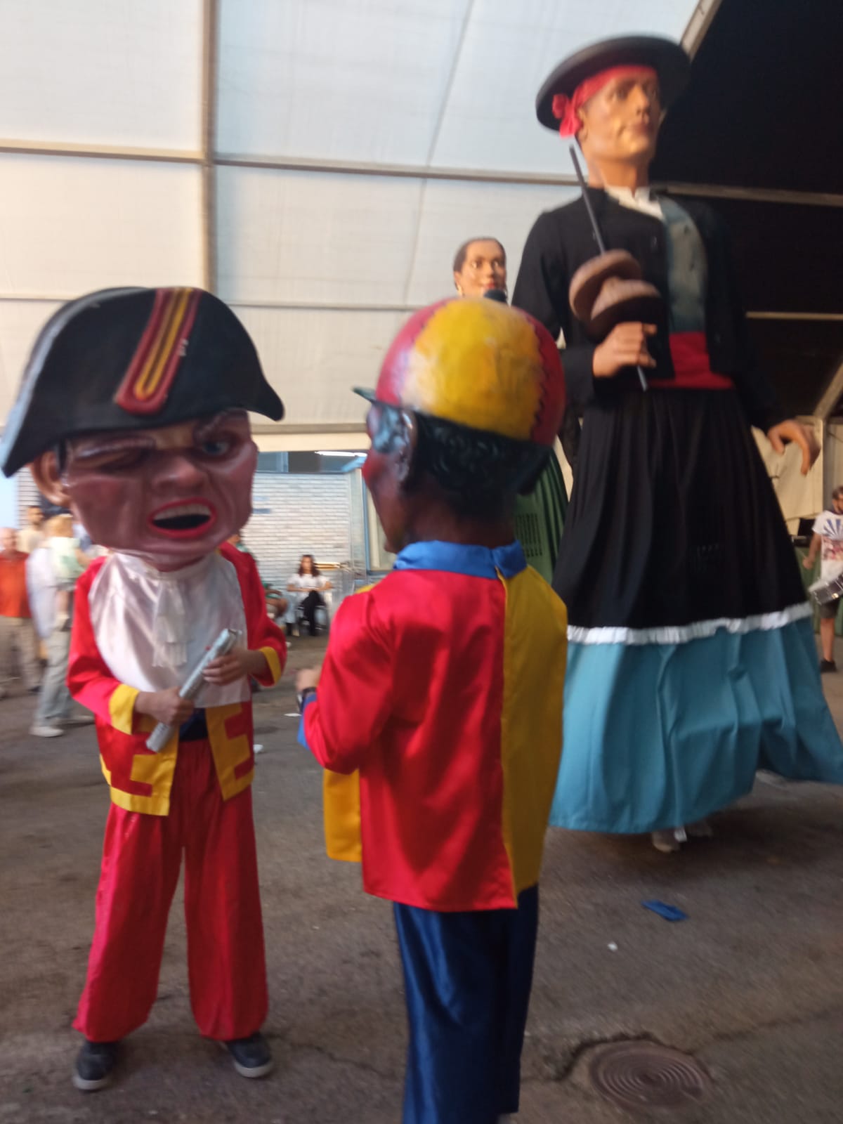 Gigantes y cabezudos en Almudévar 