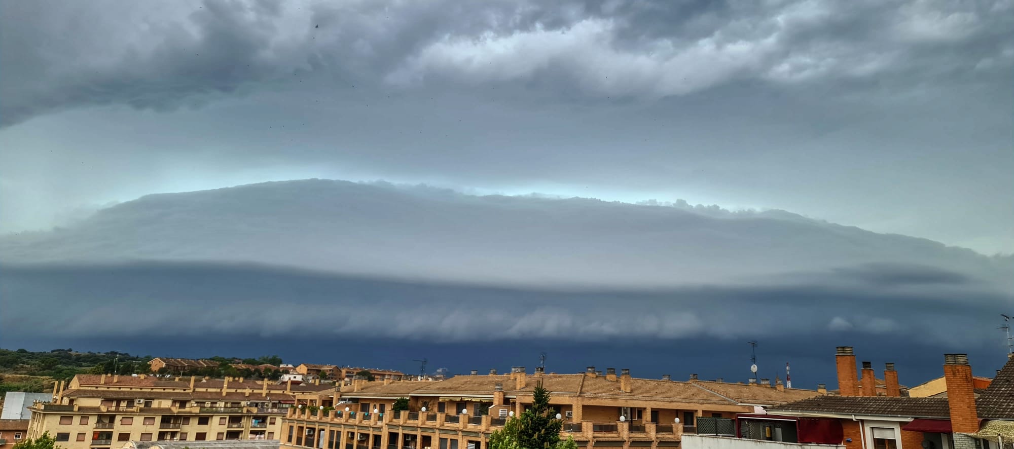 La tormenta cerca de la ciudad de Barbastro.
