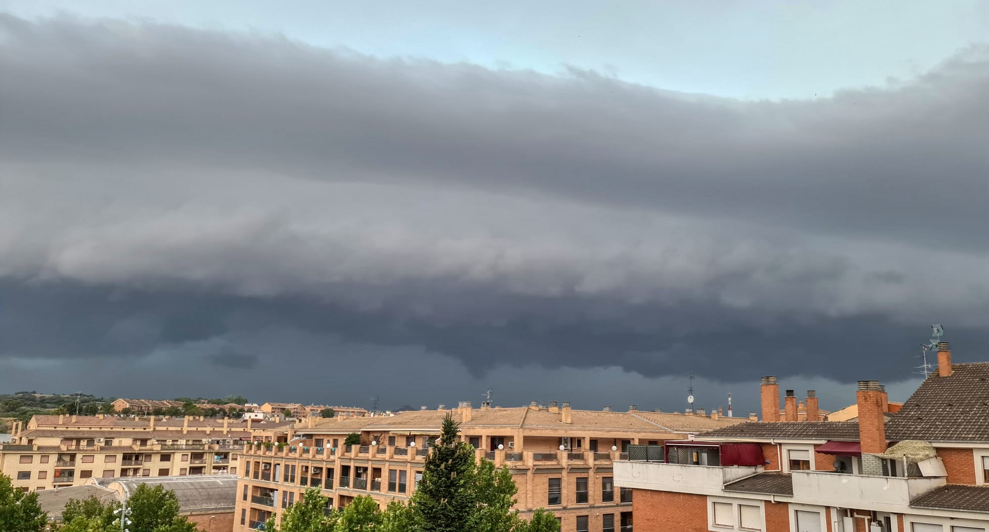 La tormenta cerca de la ciudad de Barbastro.