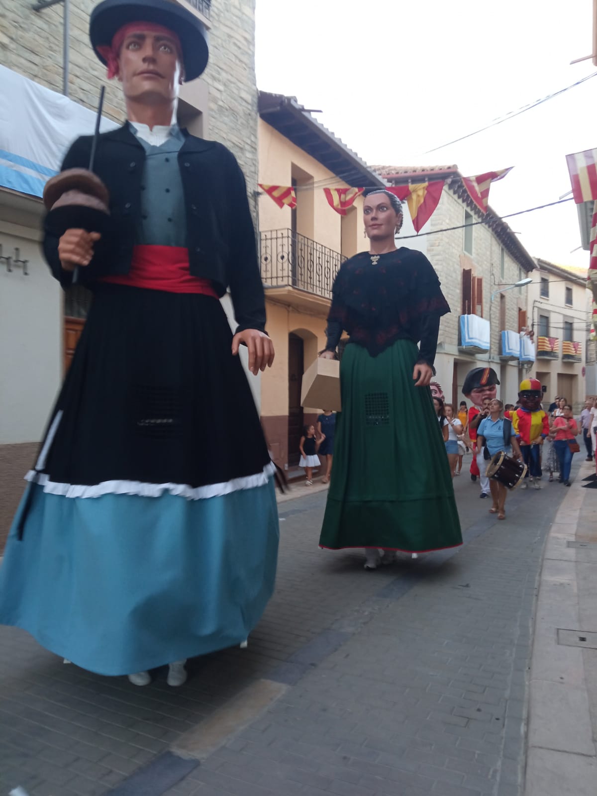 Gigantes y cabezudos en Almudévar 