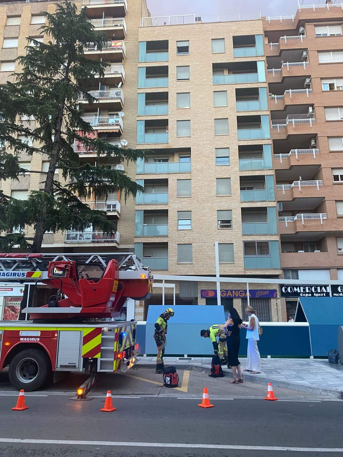 La alcaldesa de Huesca y otros concejales ha recorrido las zonas afectadas de la ciudad.