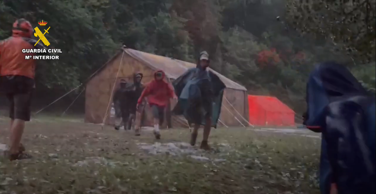 Un total de 64 personas, 40 de ellos menores, fueron evacuados ilesos este jueves de un campamento en Sarvisé.