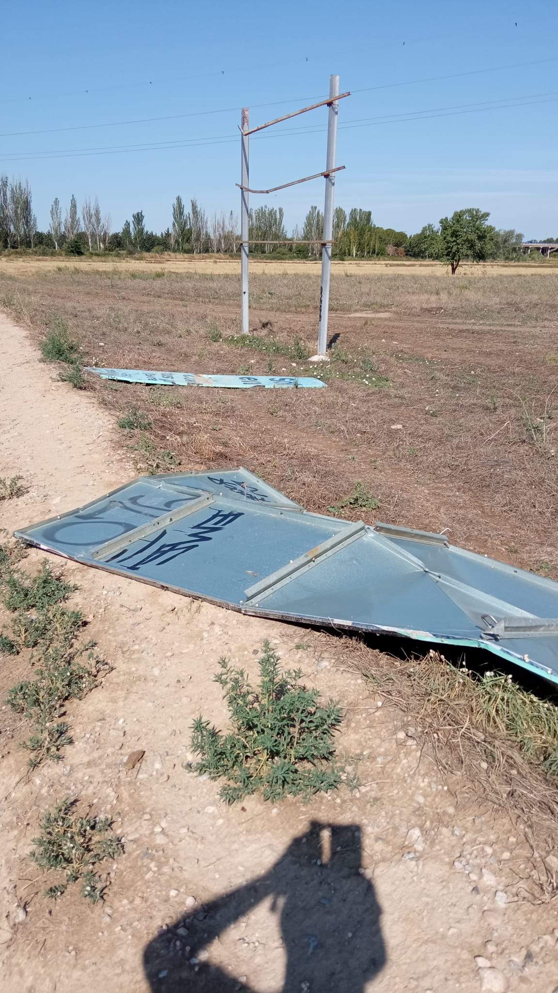 Efectos de la tormenta acompañada de fuerte viento que se ha registrado en Huesca.
