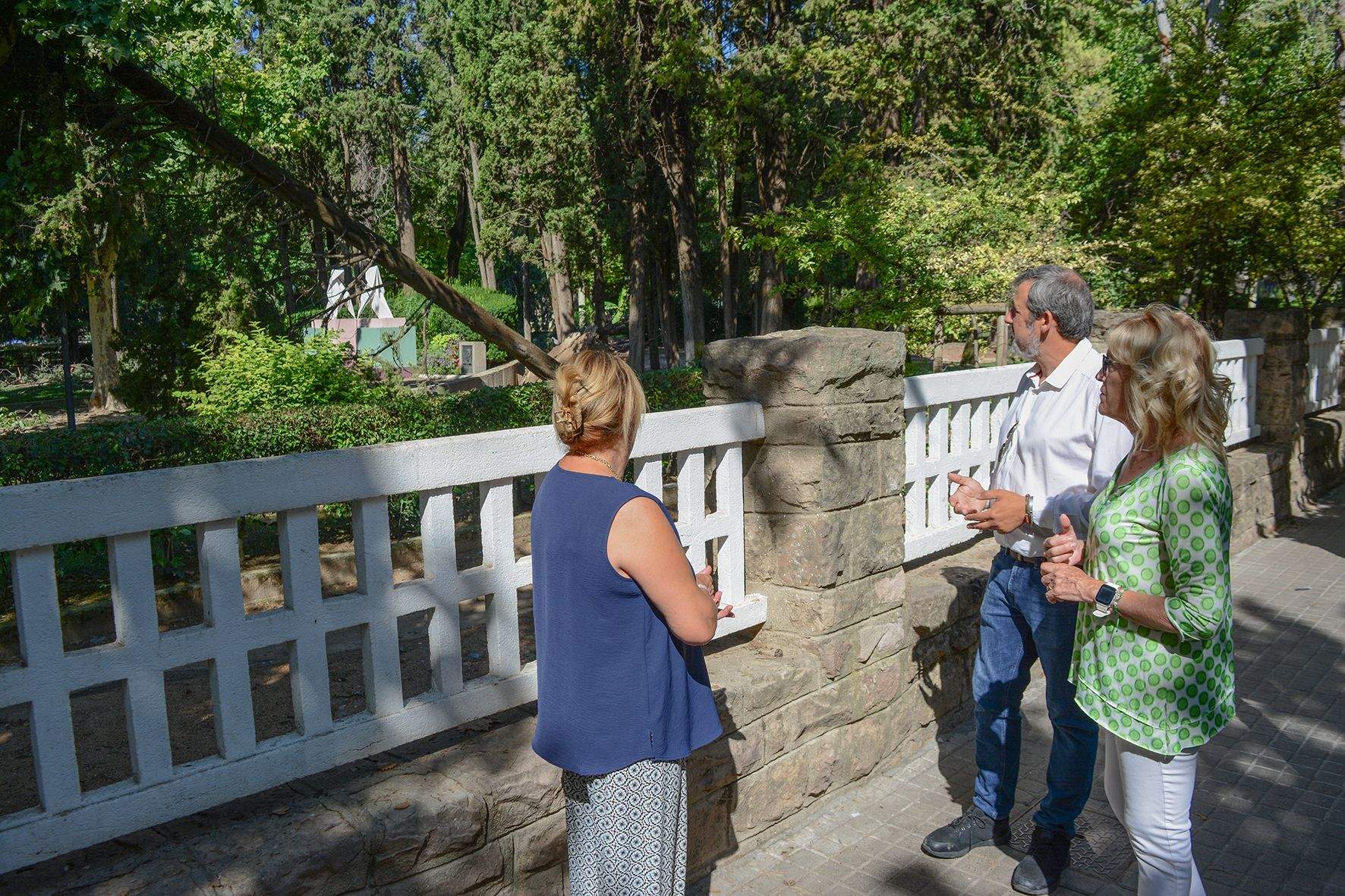 Silvia Salazar junto a Roberto Cacho y Rosa Gerbás esta mañana en las inmediaciones del Parque Miguel Servet.