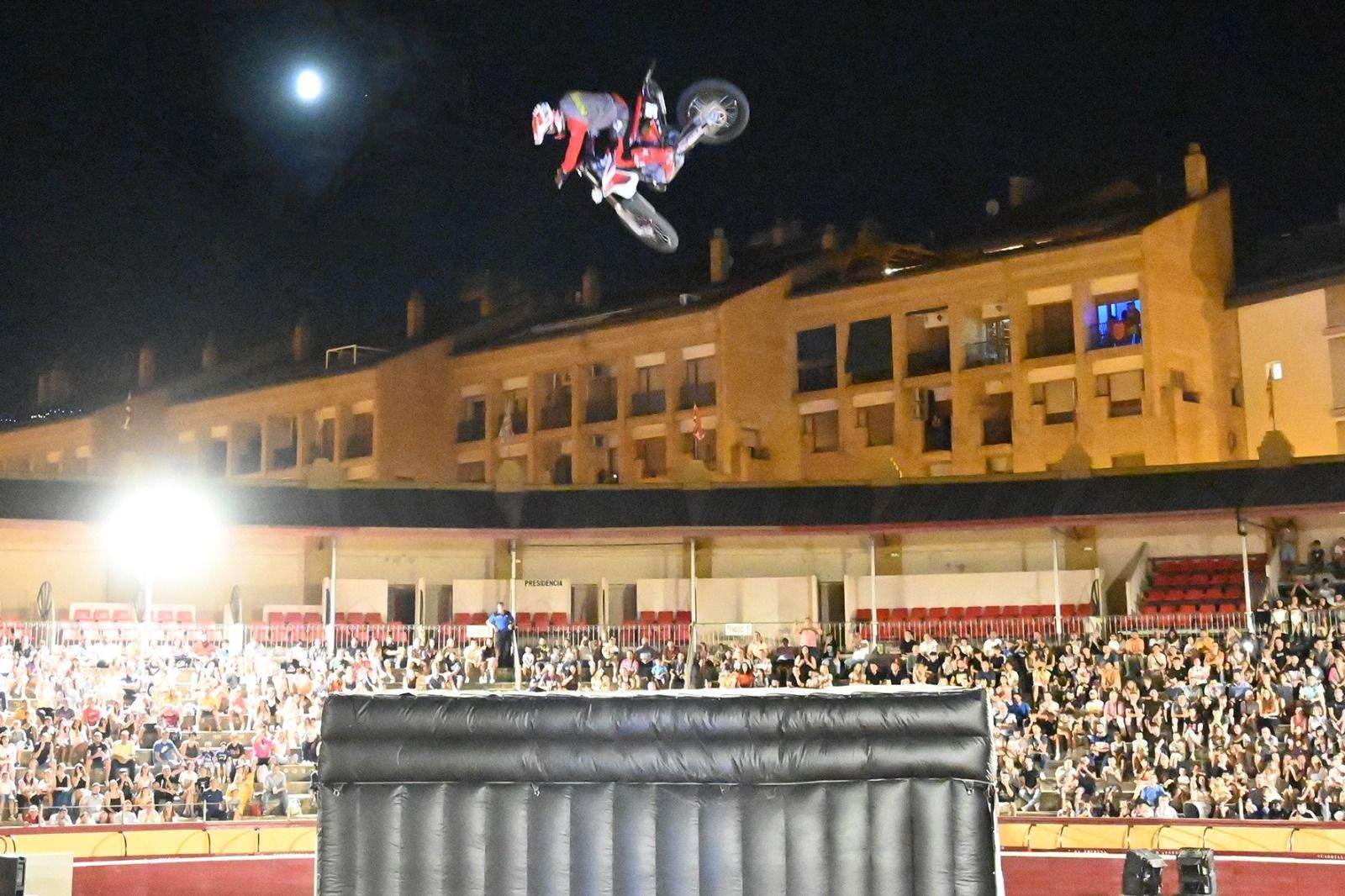 Espectáculo de Freestyle en la Plaza de Toros de Huesca. Foto Carlos Jalle