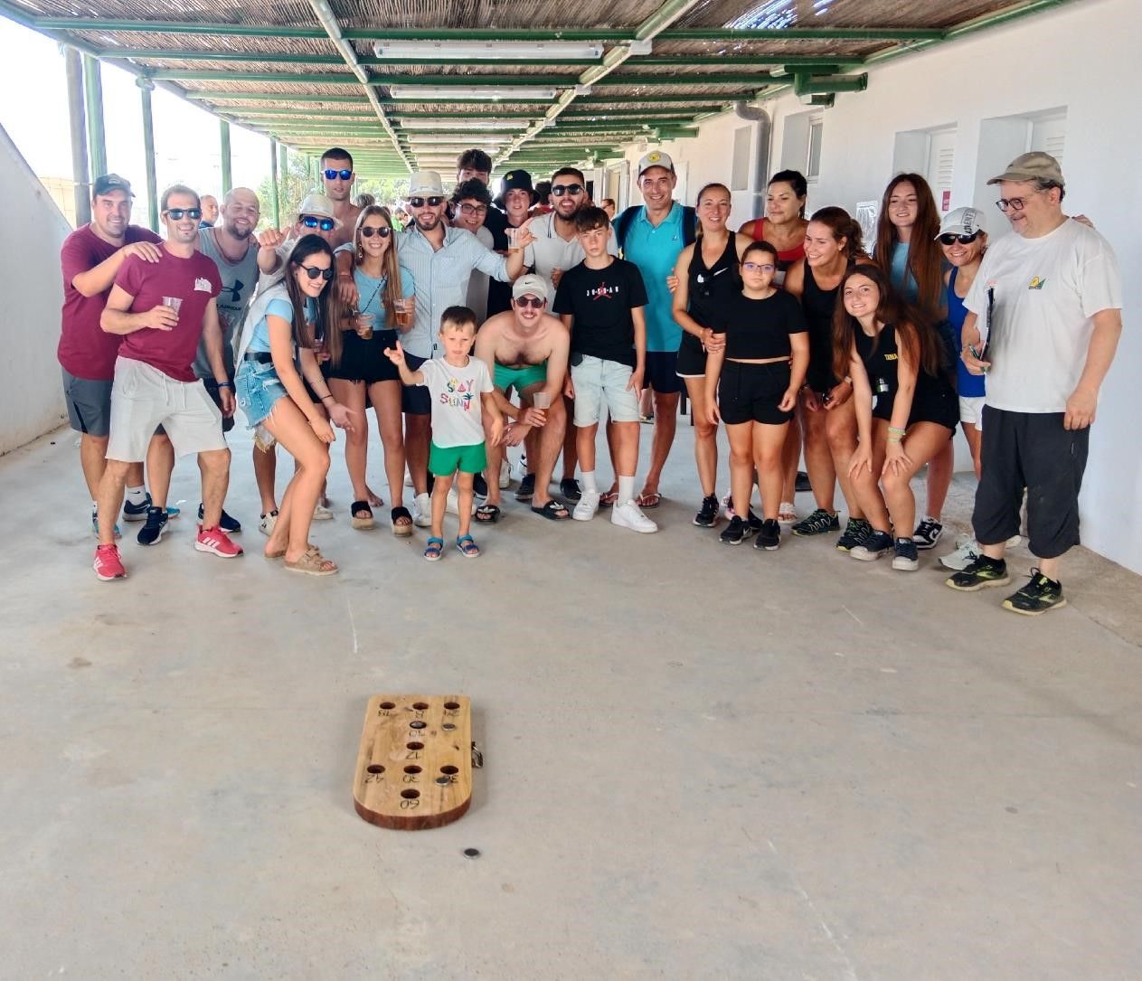 Juegos tradicionales aragoneses en Castejón de Monegros. Foto de familia de la competición de hoyetes. Juegos tradicionales aragoneses en Castejón de Monegros. Foto de familia de la competición de hoyetes.