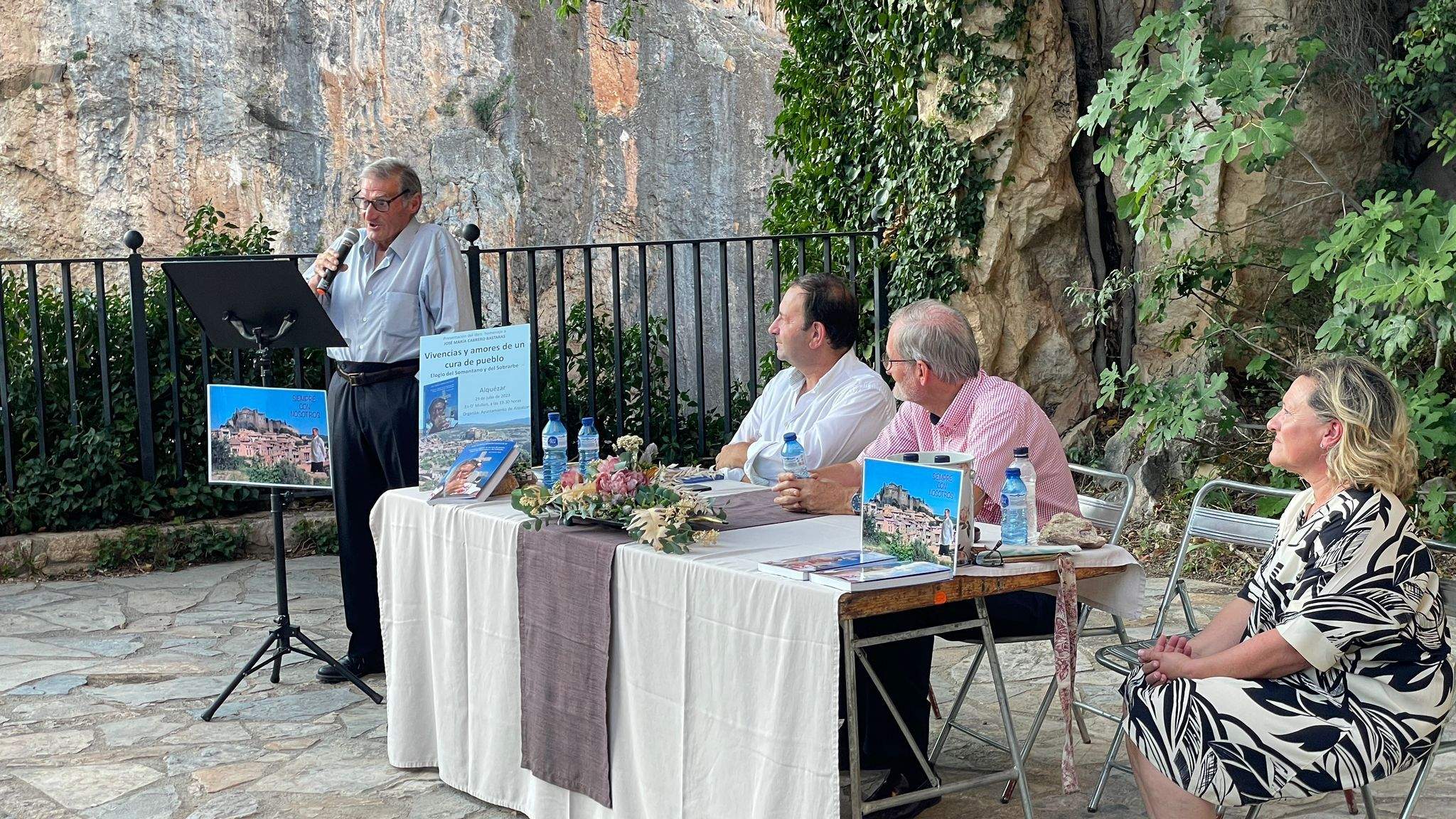 José María Cabrero, con Mariano Altemir, José Antonio Adell y Ana Blasco en O'Mullón de Alquézar.