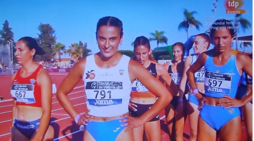 Laura Pintiel y Elena Daniel junto a Carmen Marco