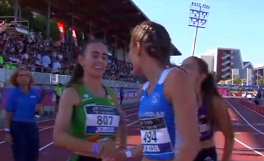Sandra Labarta felicita a la ganadora de la semifinal