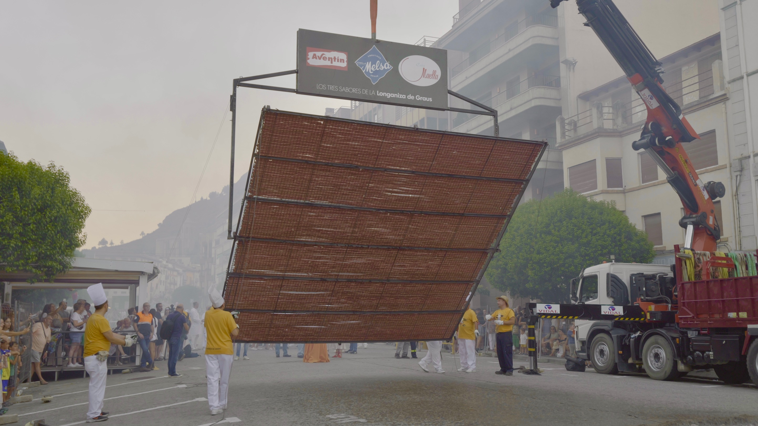 Momento del volteo de la longaniza. Foto Guillermo Acín | Stendhal Studio