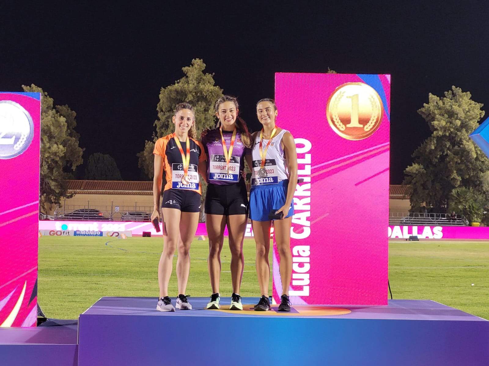 Elena Daniel, en el podio, a la izquierda con la medalla de bronce