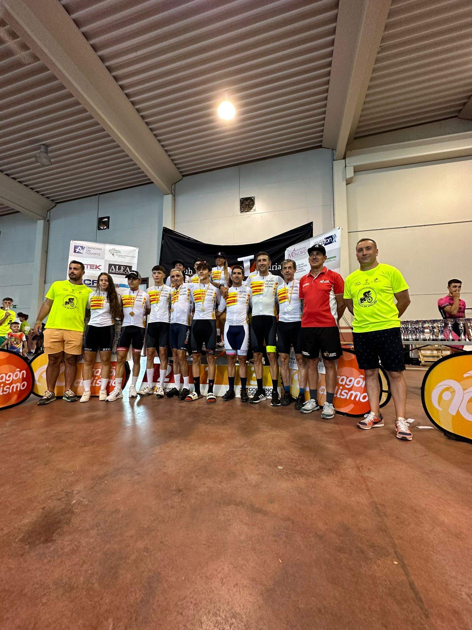 Foto de familia de los campeones de Aragón.