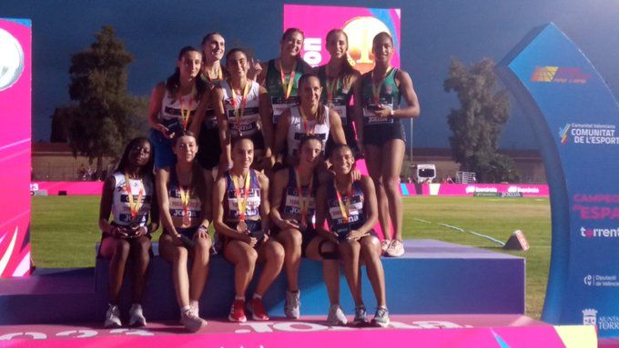 Podio del 4x100 femenino. Foto RFEA