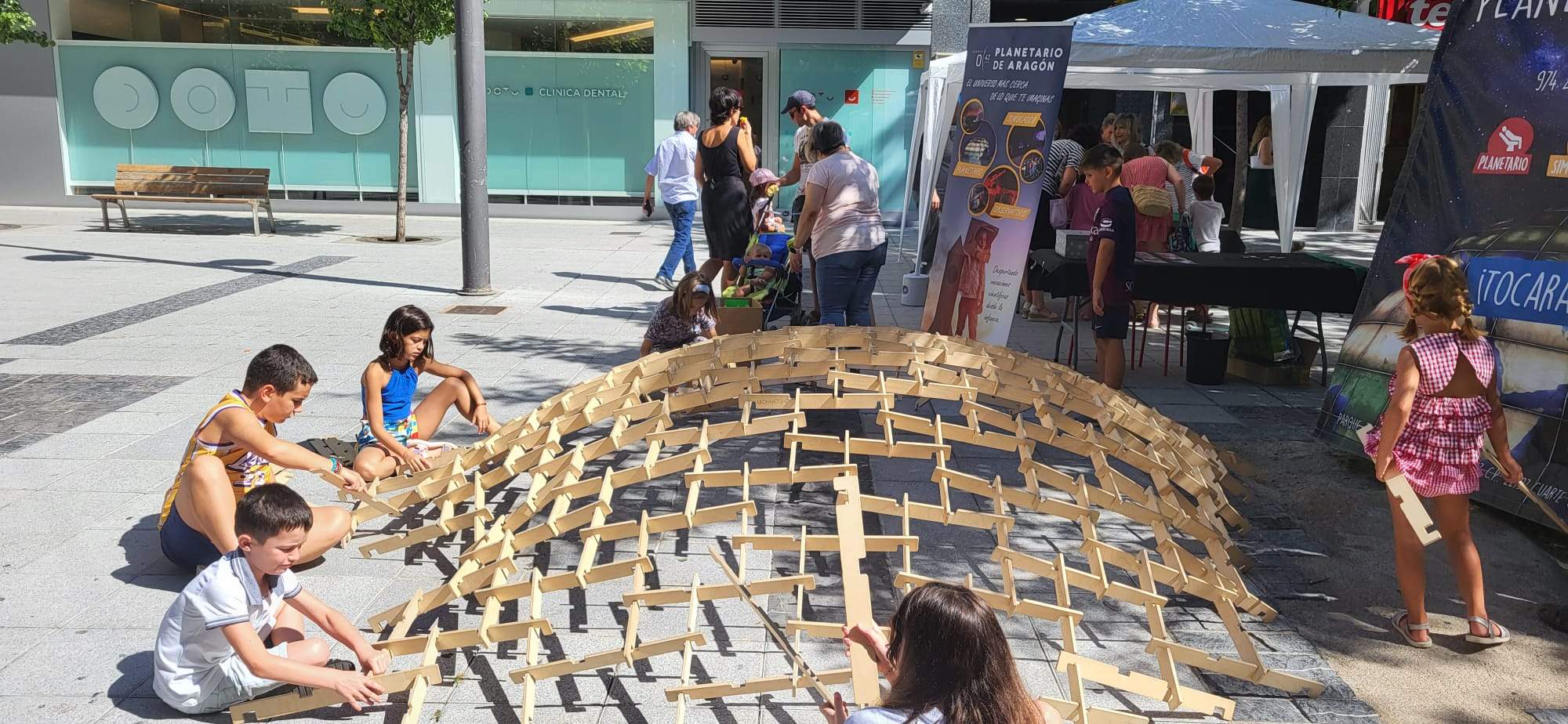 Actividad del Planetario y Museo de las Matemáticas en la plaza Concepción Arenal de Huesca.
