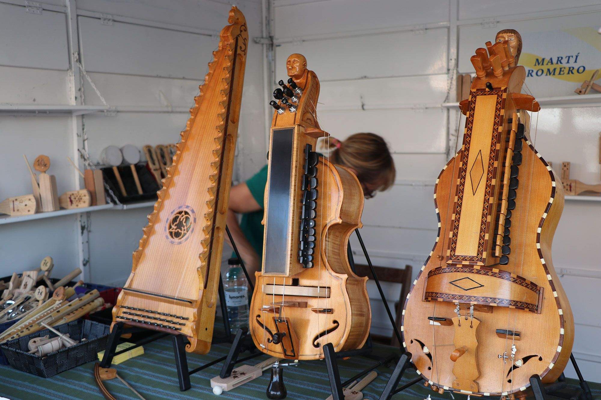 Instrumentos expuestos en la feria de lutiers. Foto Gonzalo Jiménez