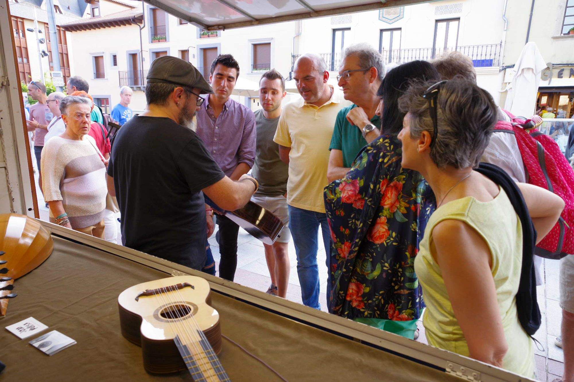 Instrumentos expuestos en la feria de lutiers. Foto Gonzalo Jiménez