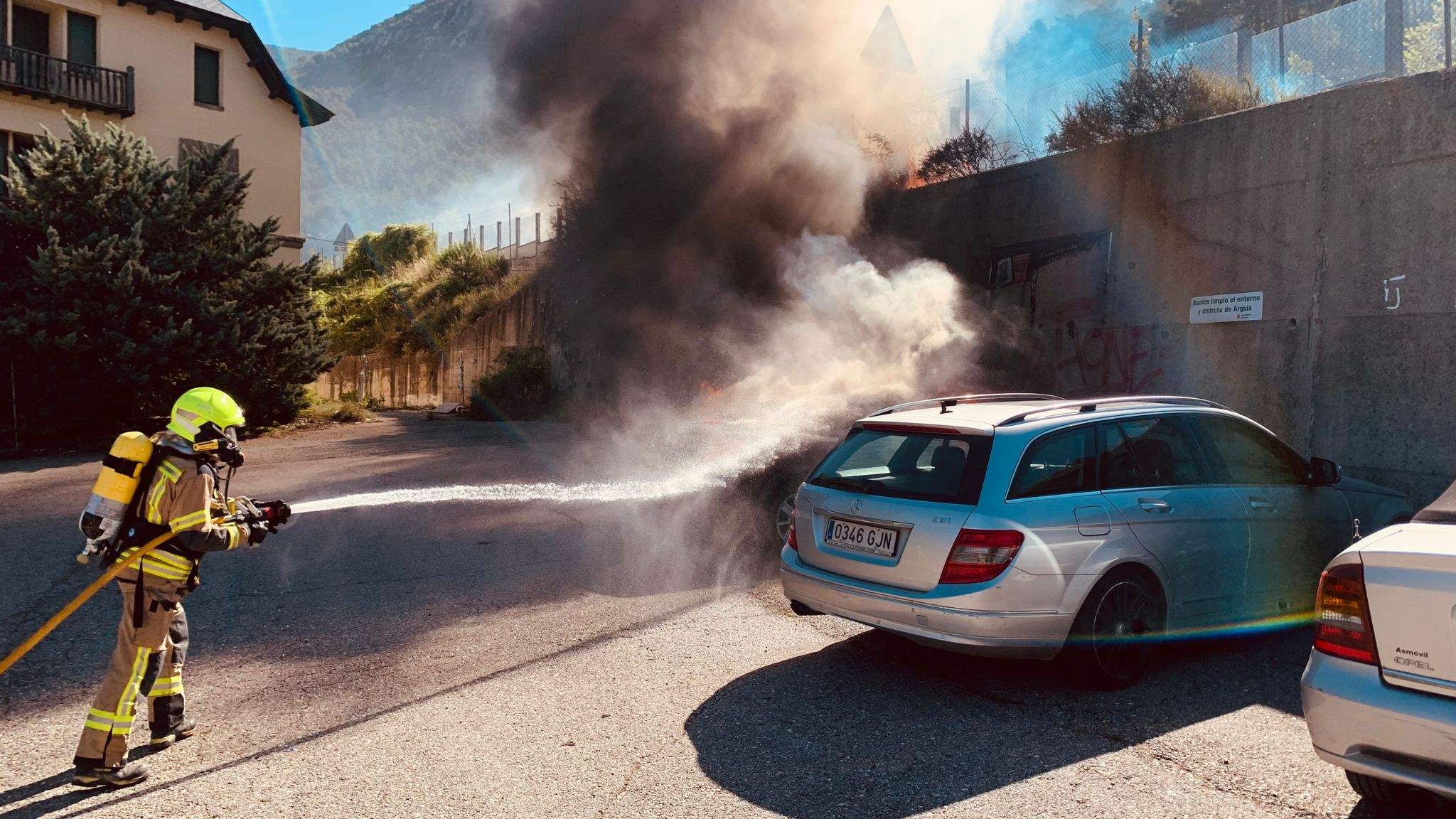 Vehículo calcinado en Arguis.