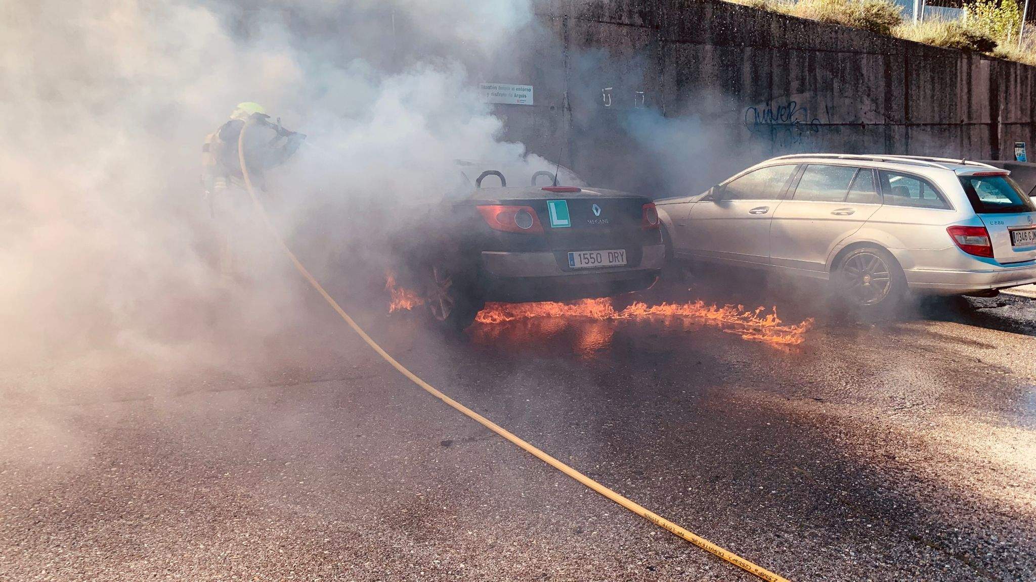 Vehículo calcinado en Arguis.