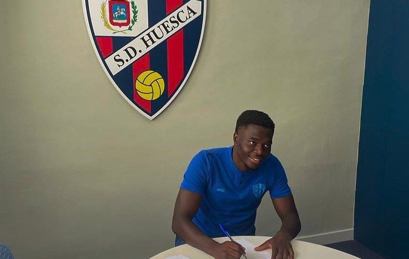Bakary Cissé firma por el Huesca B. Foto: @Vilcheezz_