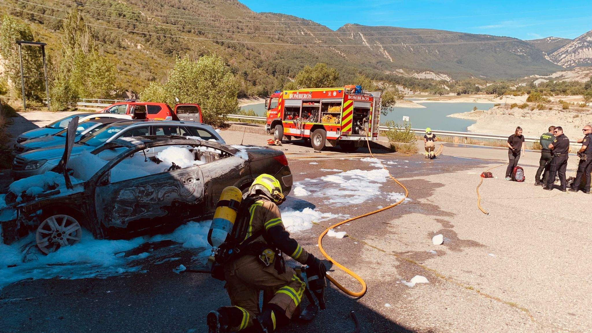 Vehículo calcinado en Arguis.