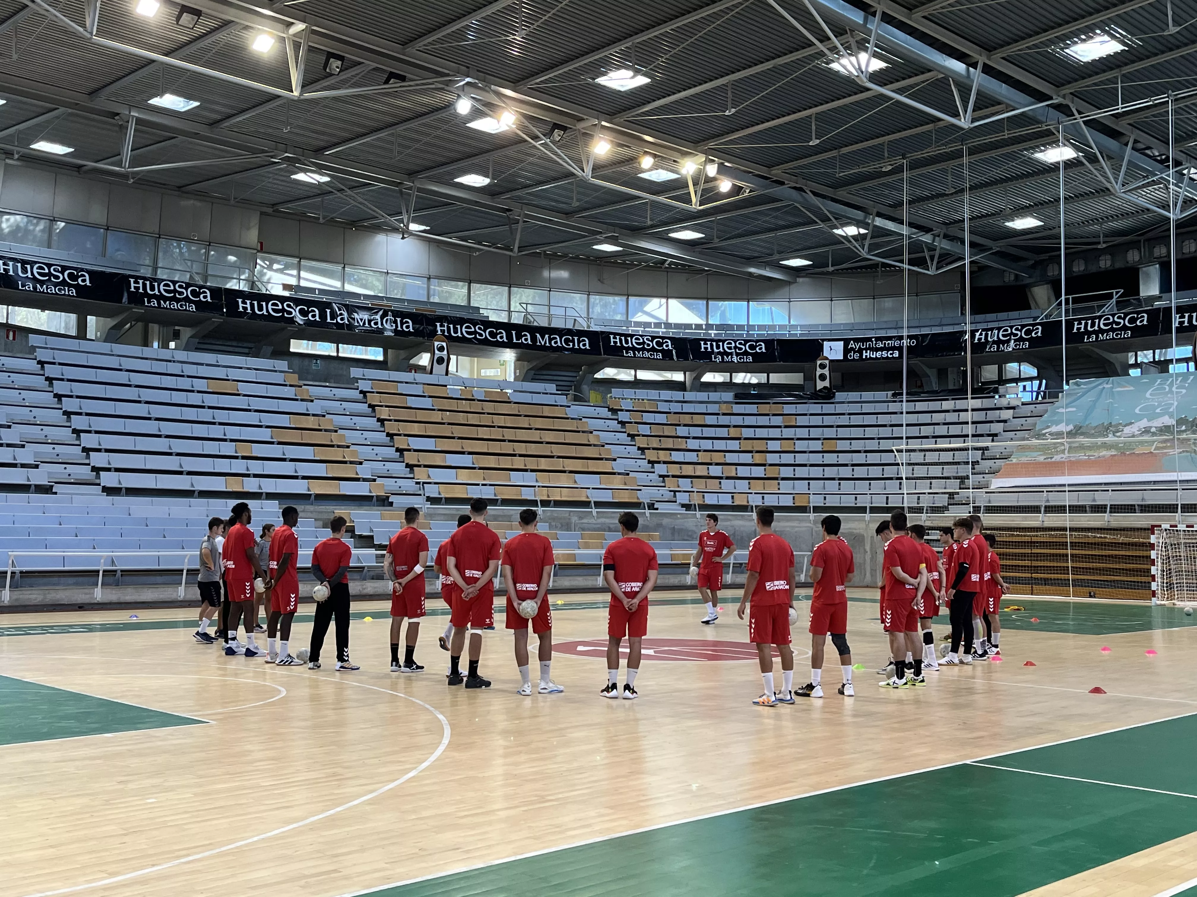 El Palacio de los Deportes de Huesca con la plantilla de Bada. Foto: Adrián Mora