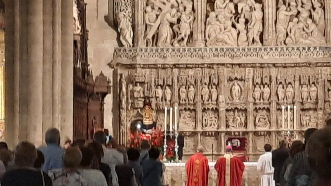 Momentos antes del inicio de la eucaristía, con la imagen del Santo Cristo en el altar mayor.
