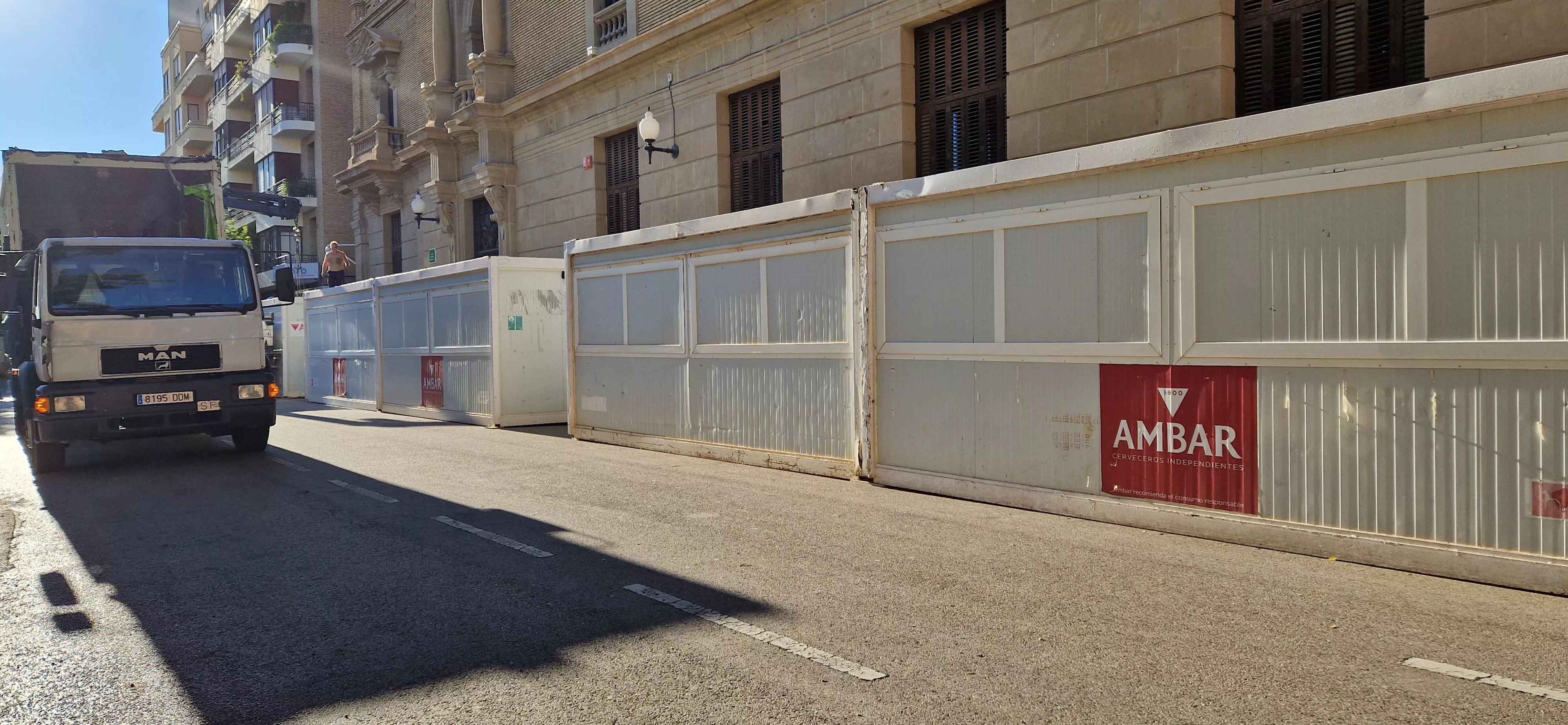 Preparando las casetas de la Plaza de Navarra para San Lorenzo 2023. Foto Myriam Martínez