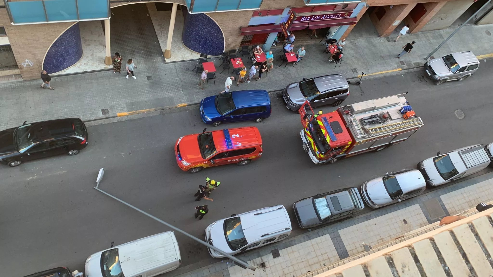 Vista desde un balcón de la farola, con los vehículos de bomberos. Foto Mariola Oriol