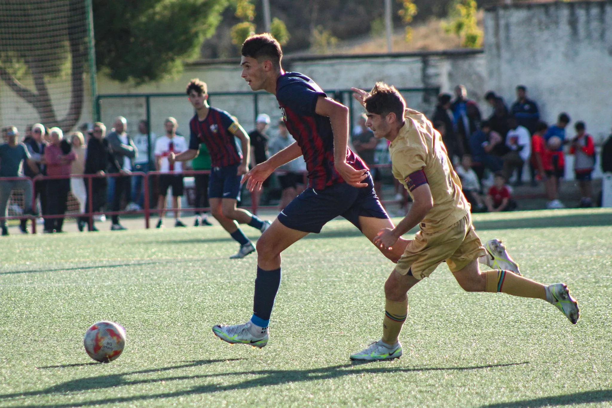 Espinosa, jugador del DH Juvenil, conduce un balón en un partido del Huesca del curso pasado. 