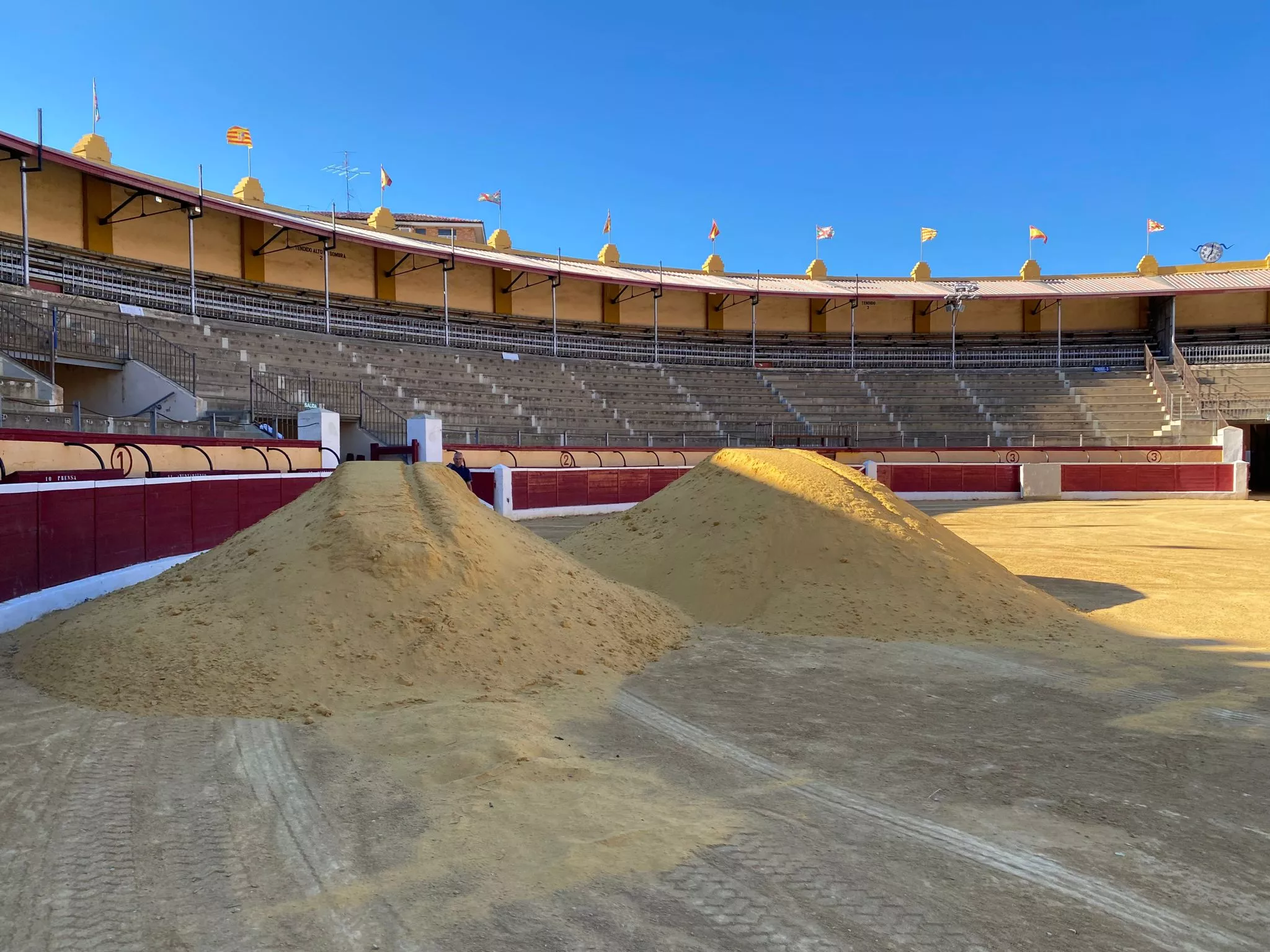 Renovación del albero de la Plaza de Toros de Huesca. Foto Pepe López Puy