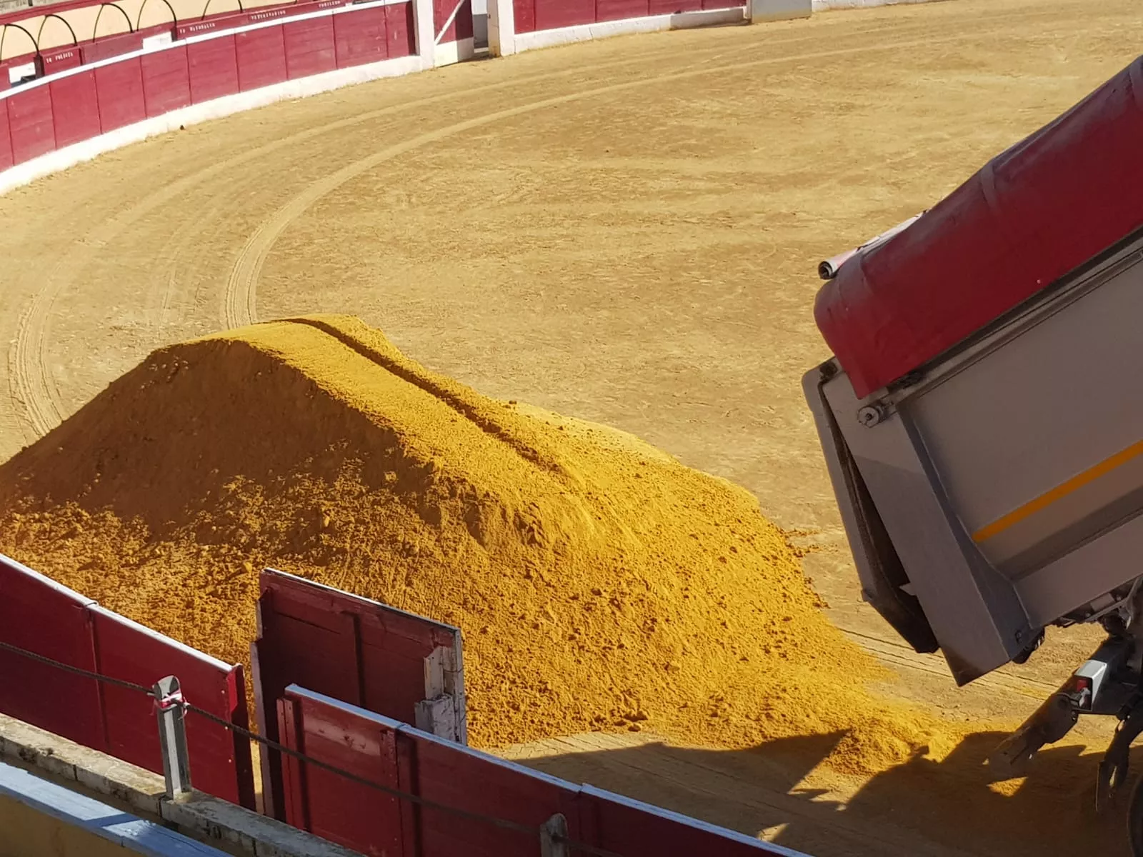 Renovación del albero de la Plaza de Toros de Huesca. Foto Carlos Jalle