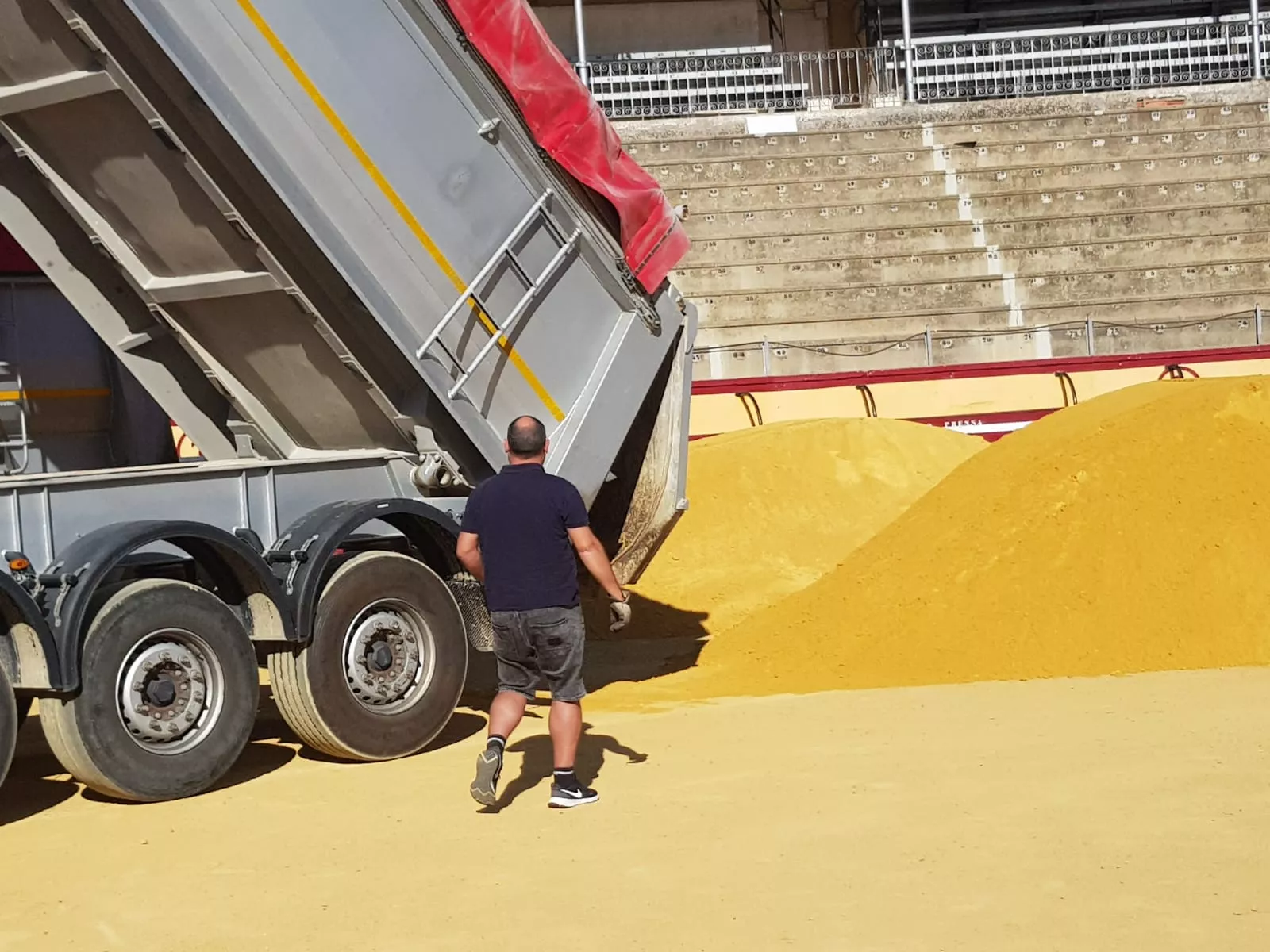 Renovación del albero de la Plaza de Toros de Huesca. Foto Carlos Jalle