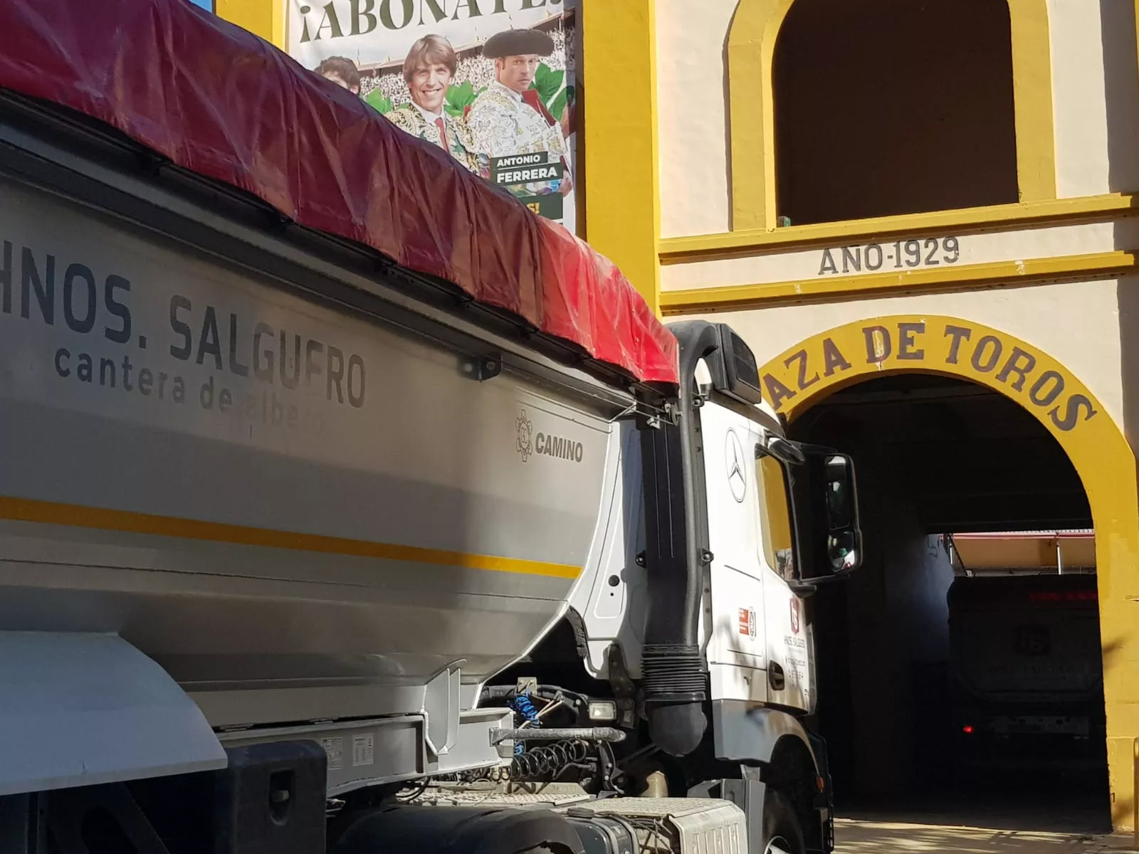 Renovación del albero de la Plaza de Toros de Huesca. Foto Pepe López Puy