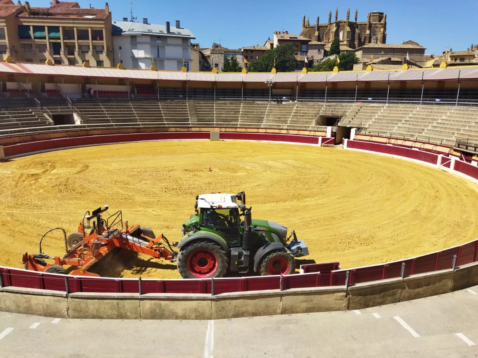 Renovación del albero de la Plaza de Toros de Huesca. Foto Carlos Jalle