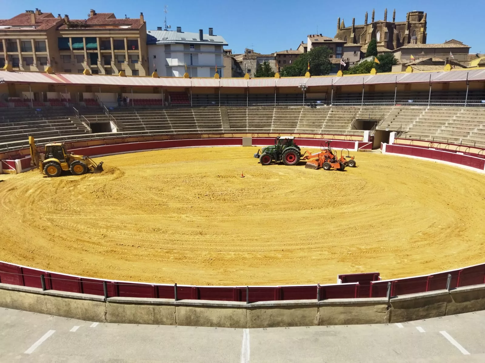 Renovación del albero de la Plaza de Toros de Huesca. Foto Carlos Jalle