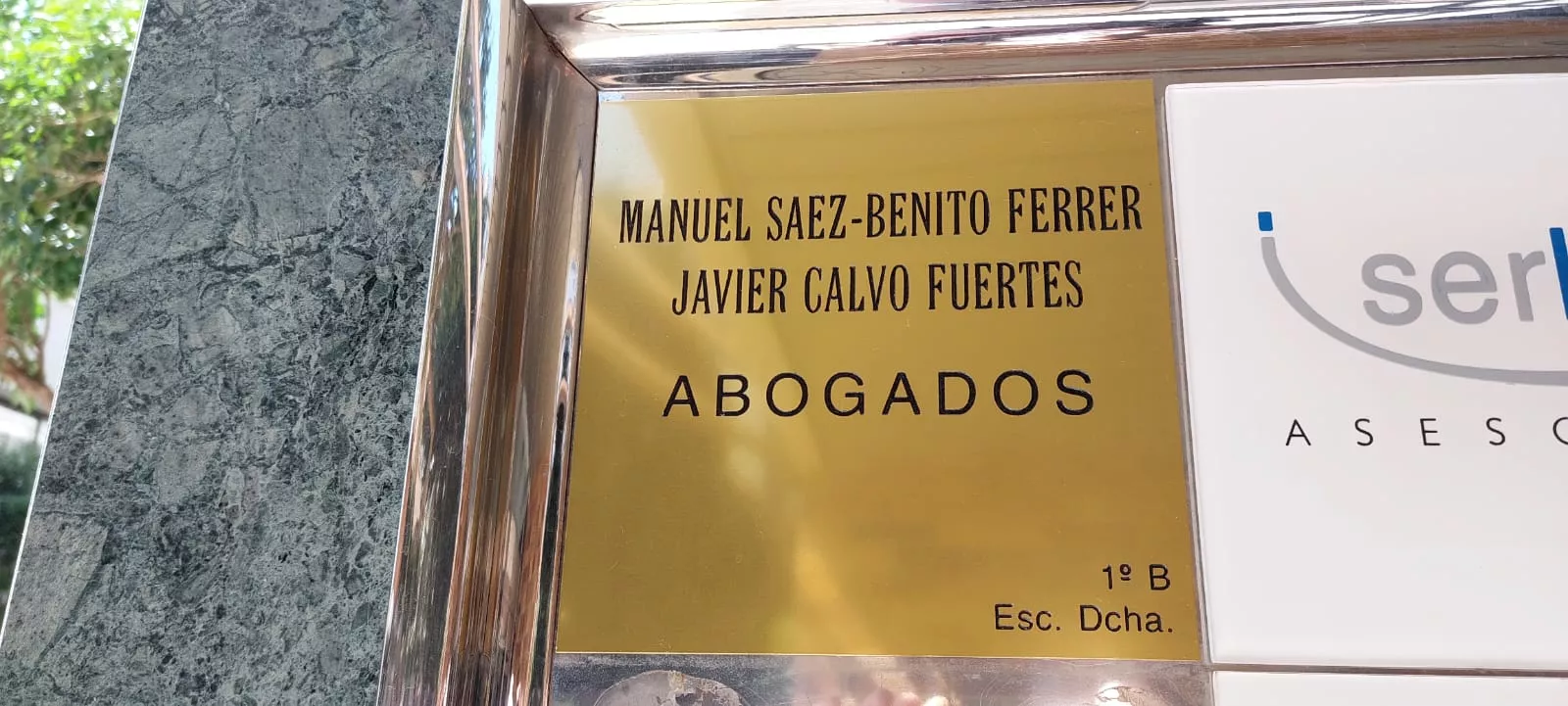 Placa del despacho de abogados de Huesca que ha conseguido el retorno del dinero a su cliente.