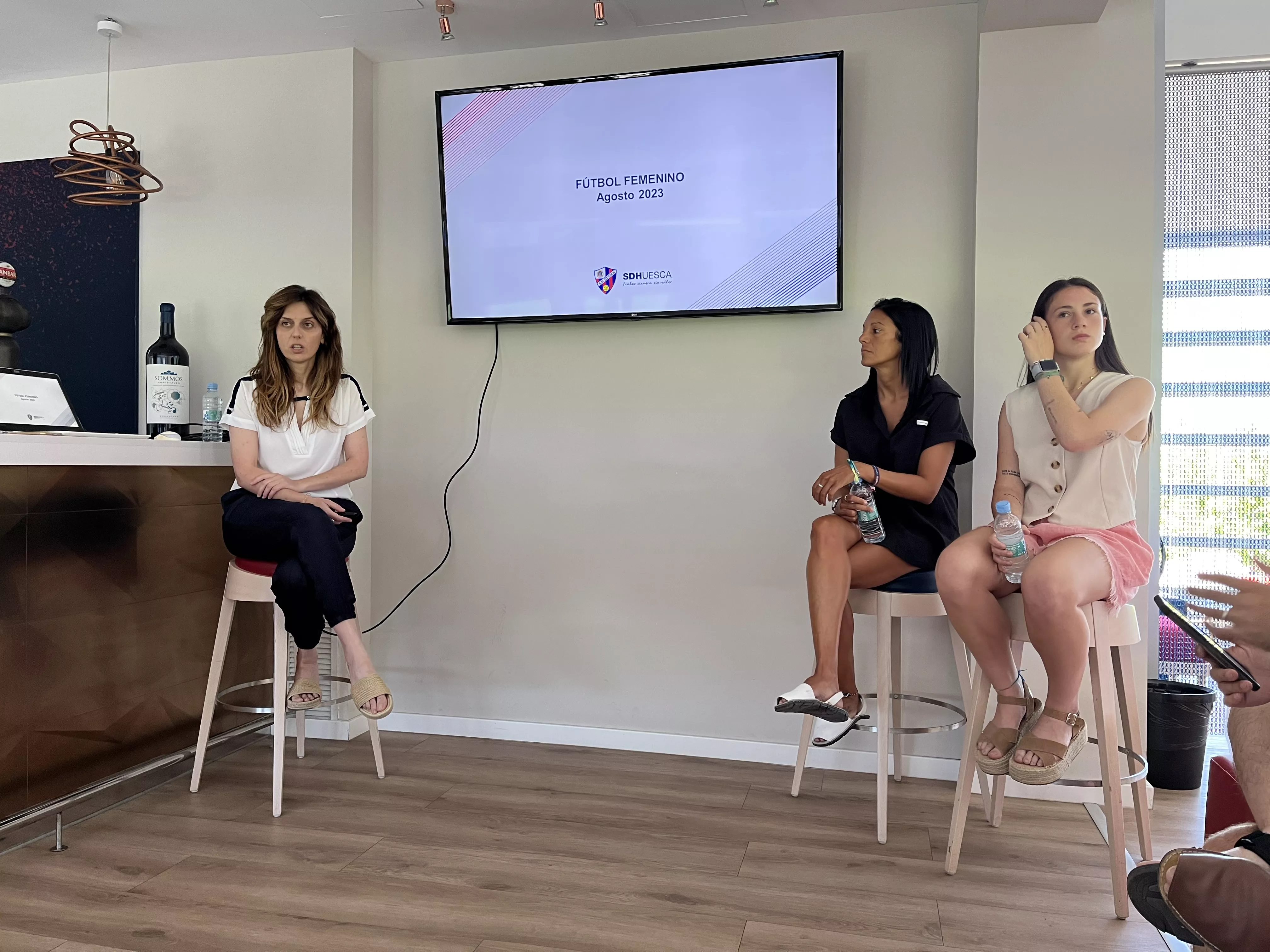 Azucena Garanto, coordinadora del Huesca Femenino; Vero Rodríguez, entrenadora, y Paz Sánchez, jugadora este miércoles en la presentación en El Alcoraz. Foto: A. Mora