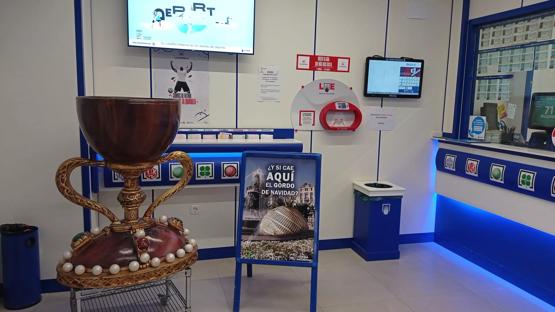 La réplica del Santo Cáliz ha estado en la administración La Siete de loterías hasta esta mañana