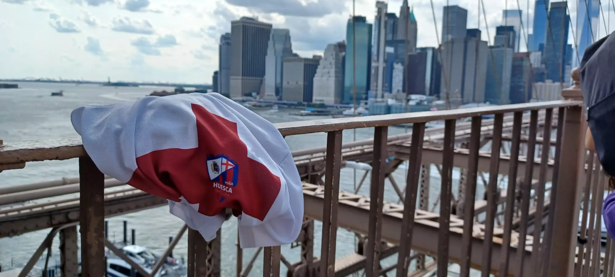Camiseta de San Jorge del Huesca en Nueva York.