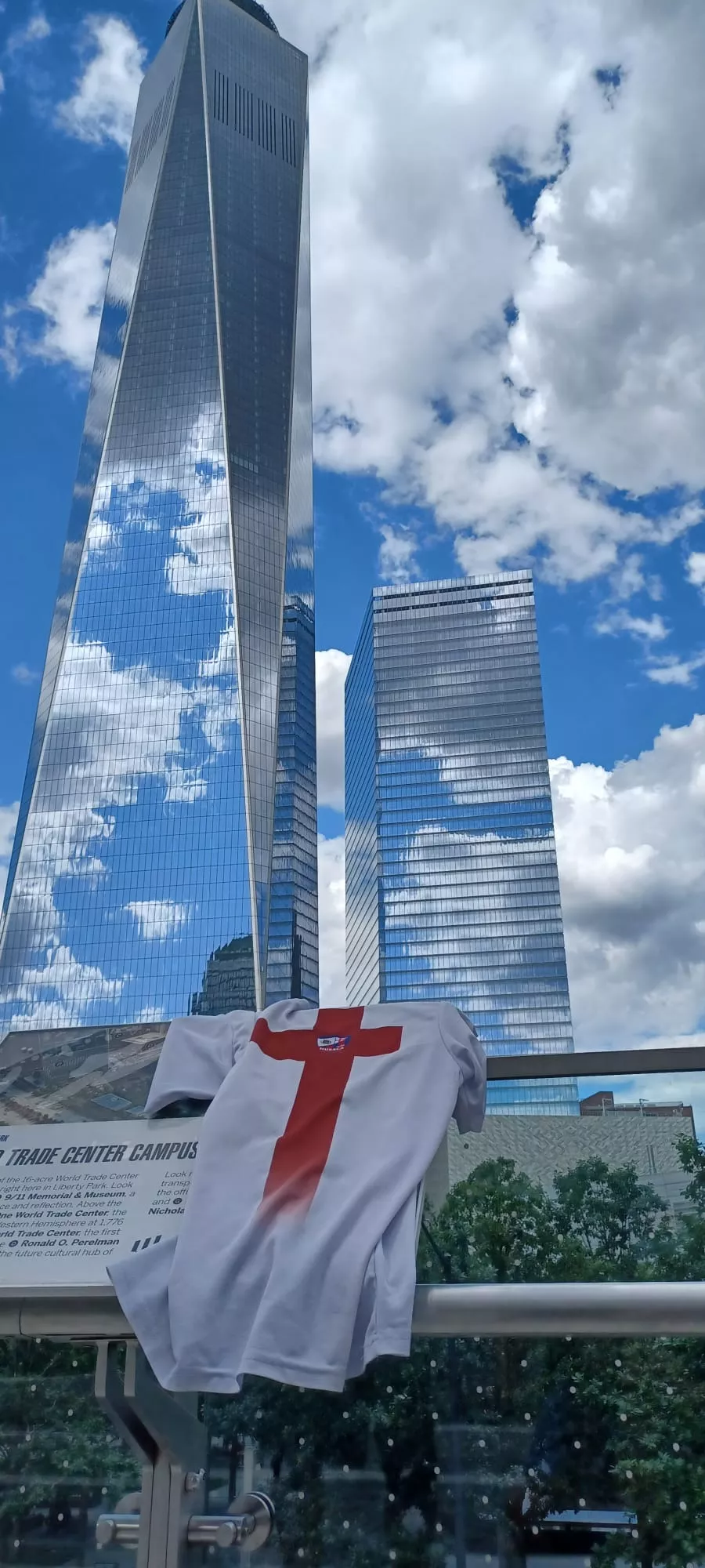 Camiseta de San Jorge del Huesca en Nueva York.