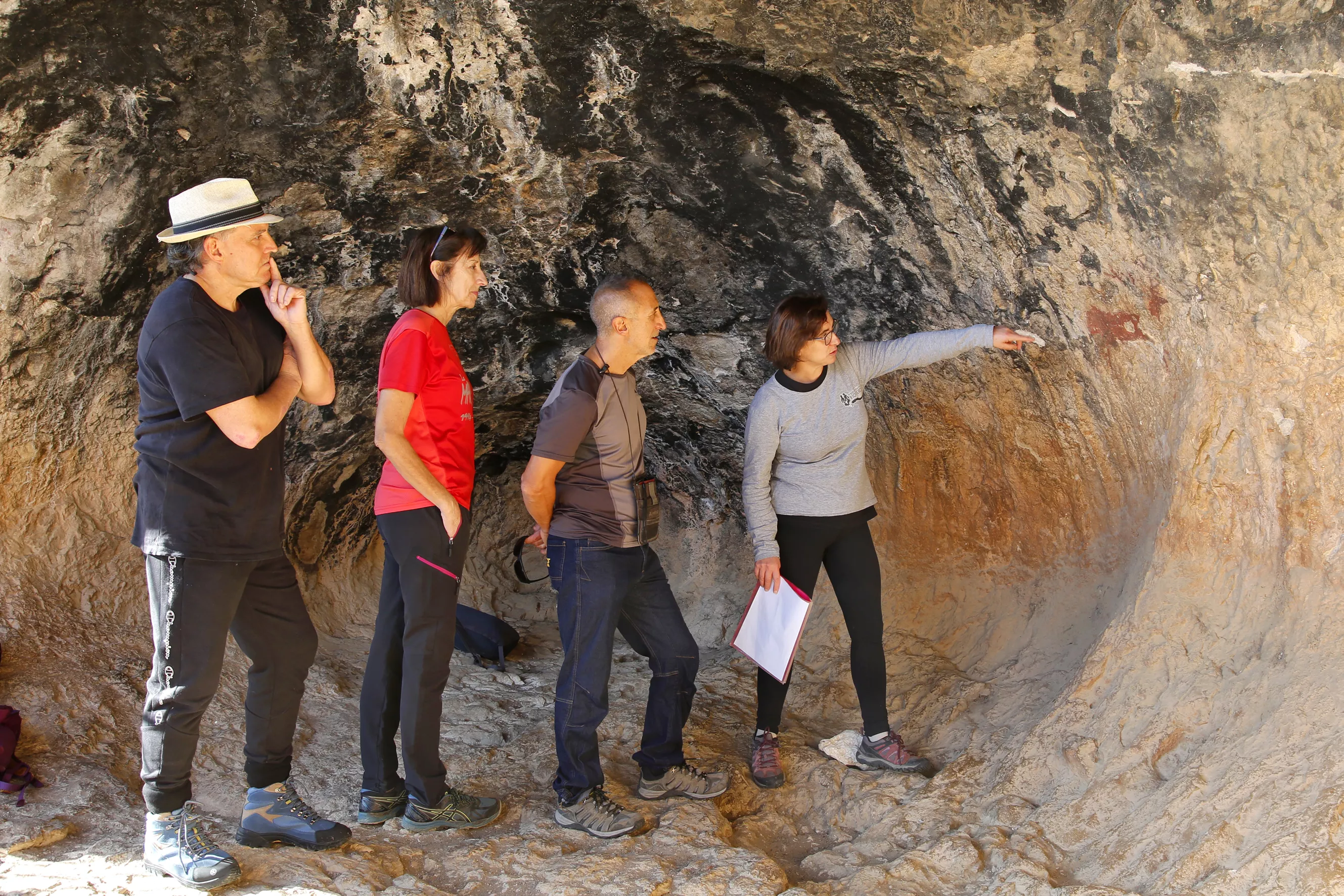 Imagen de una visita a los abrigos de Arpán en el Parque Cultural del Río Vero.
