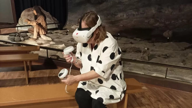 Actividad con gafas virtuales para conocer las pinturas rupestres de la cueva de la Fuente del Trucho. Actividad con gafas virtuales para conocer las pinturas rupestres de la cueva de la Fuente del Trucho.