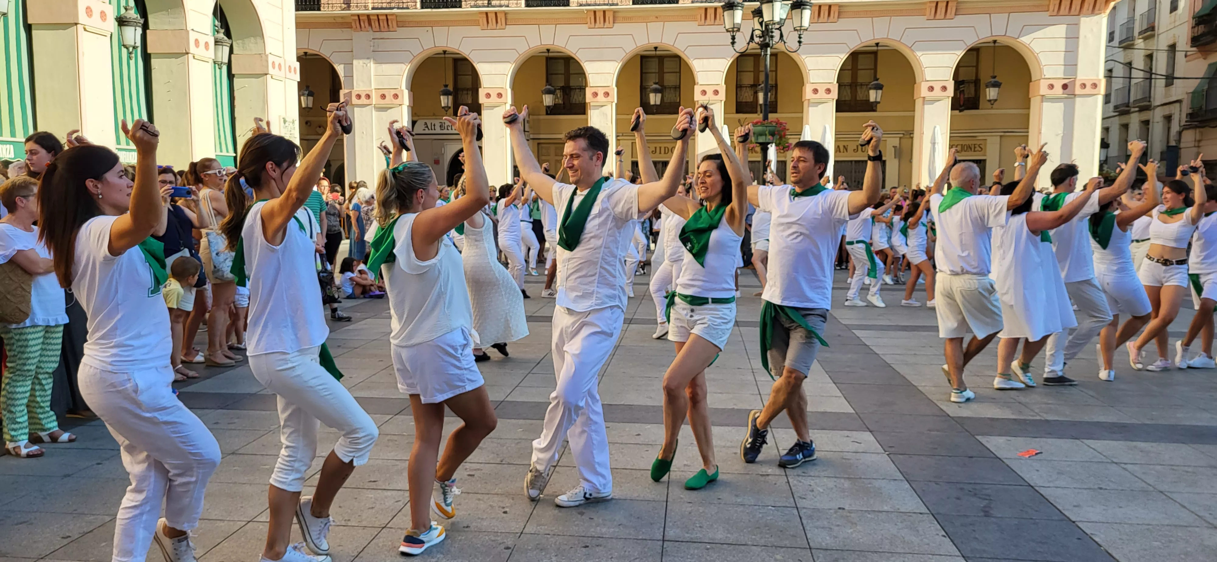 Baile de La Jota de San Lorenzo en la plaza López Allué. Foto: Mercedes Manterola