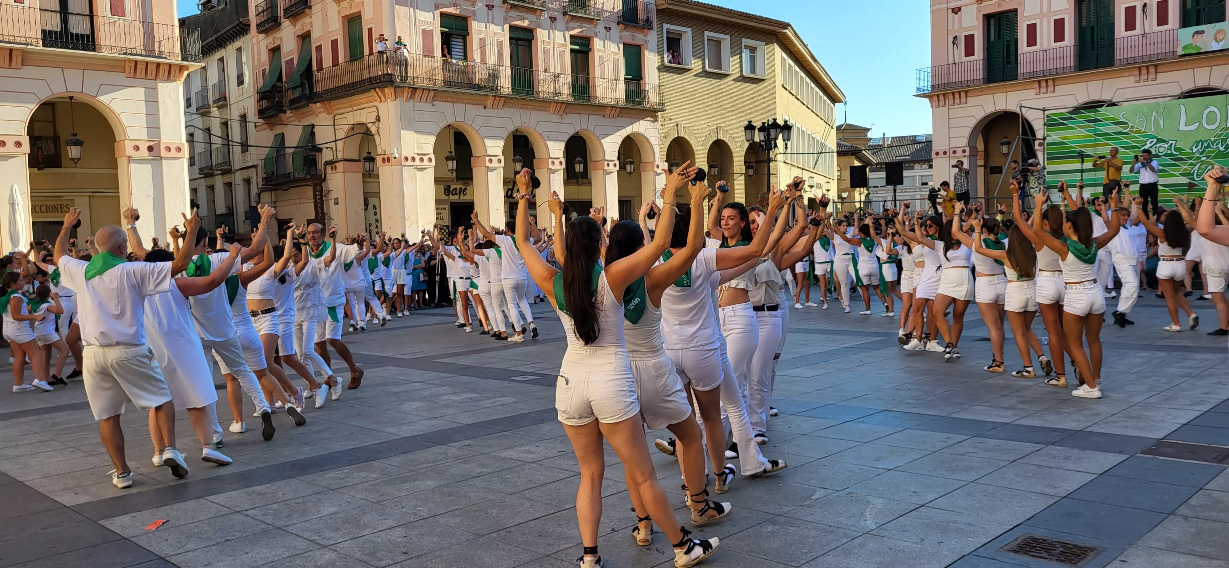 Baile de La Jota de San Lorenzo en la plaza López Allué. Foto: Mercedes Manterola