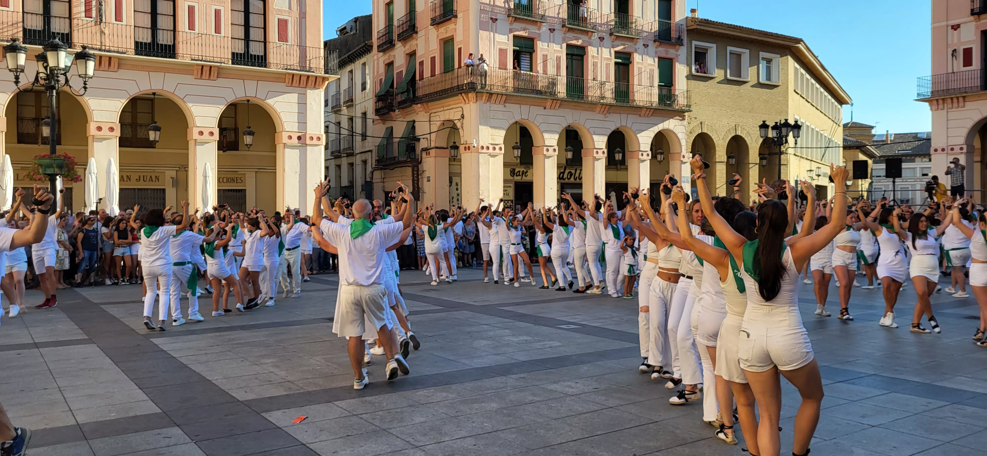 Baile de La Jota de San Lorenzo en la plaza López Allué. Foto: Mercedes Manterola