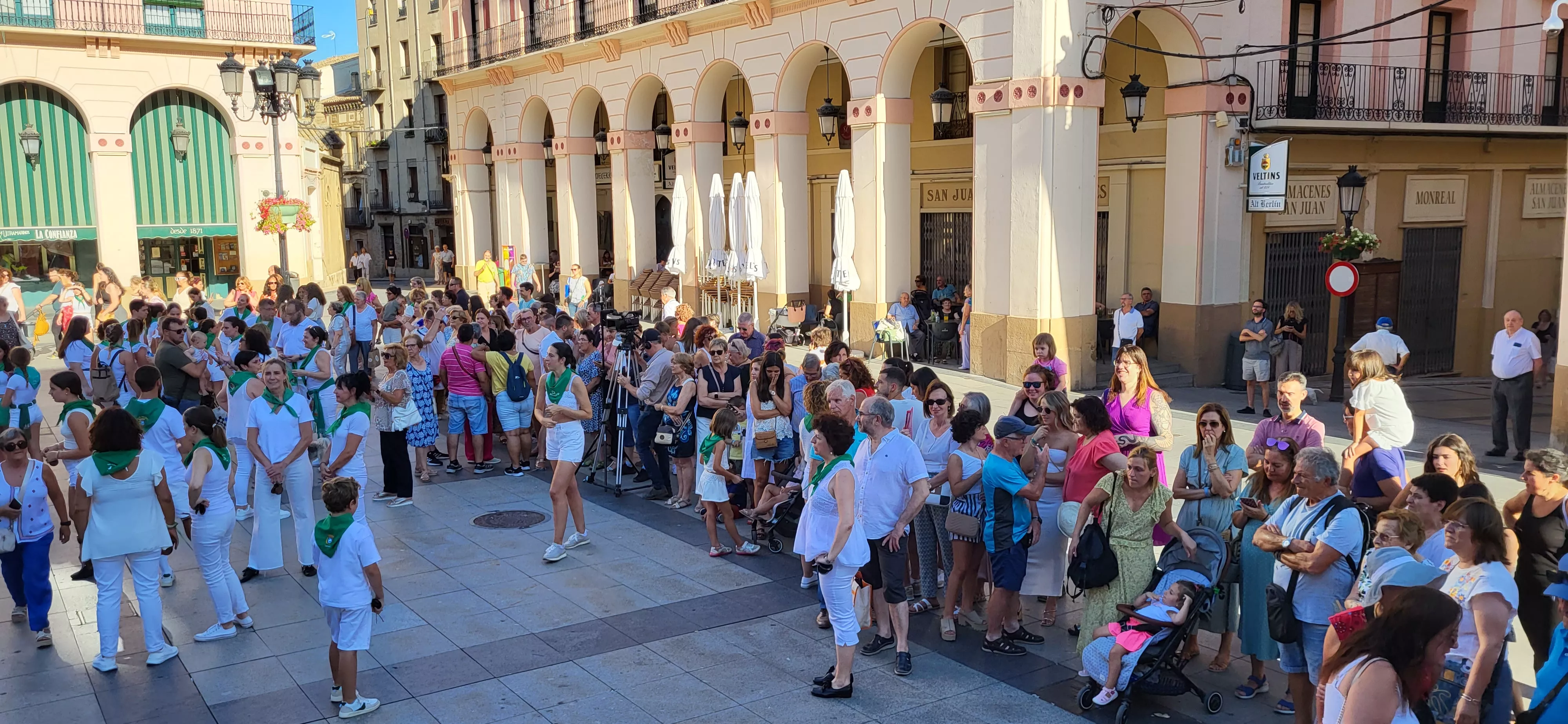 Baile de La Jota de San Lorenzo en la plaza López Allué. Foto: Mercedes Manterola